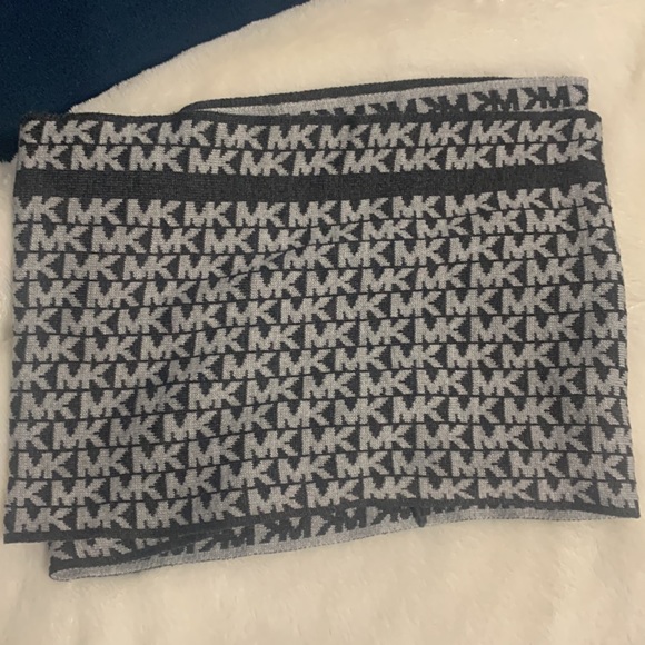 Michael Kors scarf - Picture 3 of 3